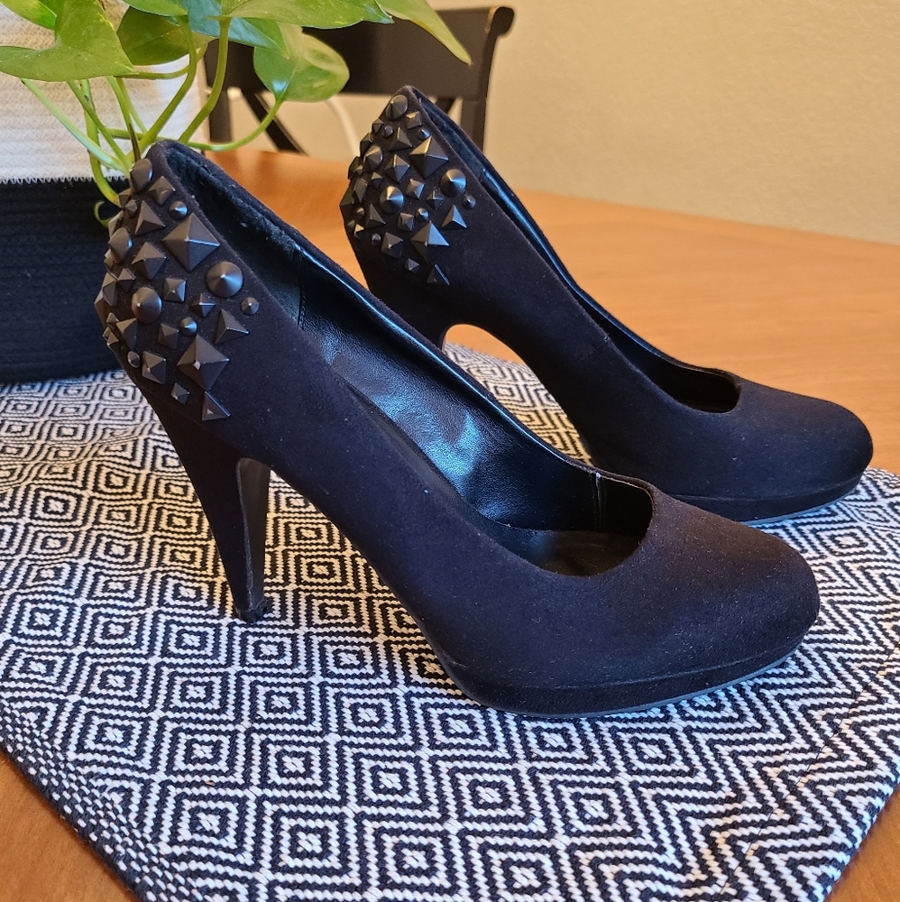 Black Felt Pumps w/Studs Size 8